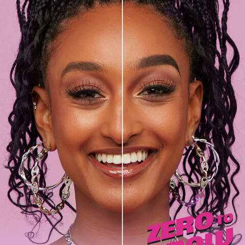 Modelo usando Liquid Brow Gel em um dos olhos.