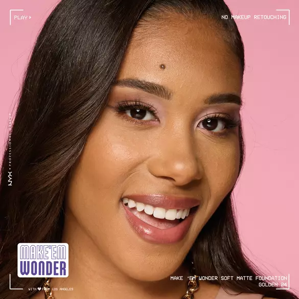 Model applying Wonder Snatch™ Setting Powder with Wonder™ Powder Puff with arrows showing direction of application