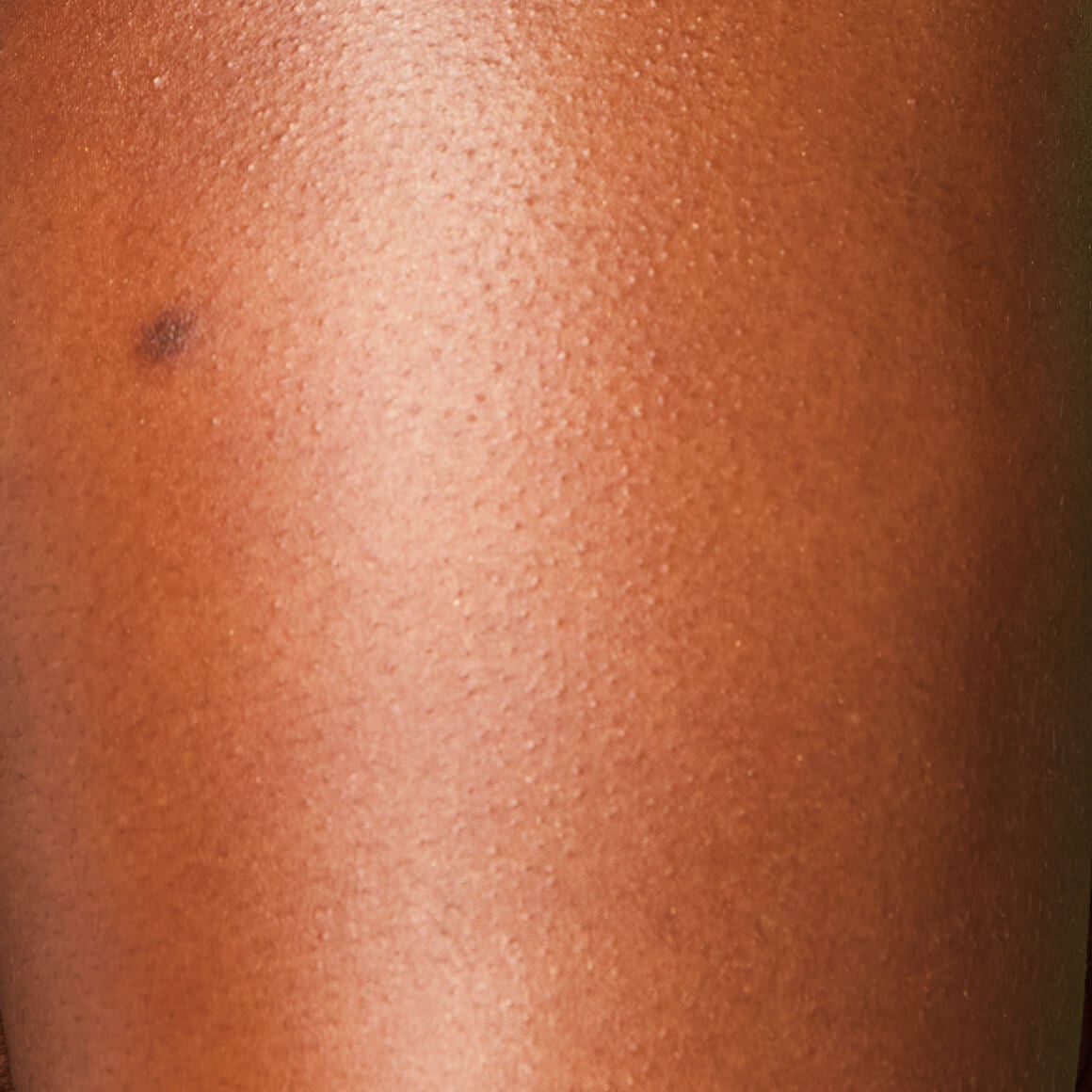 Image of the model’s arm after applying NYX Professional Makeup Caramelt Mami Body Butter giving a golden, bougie finish.